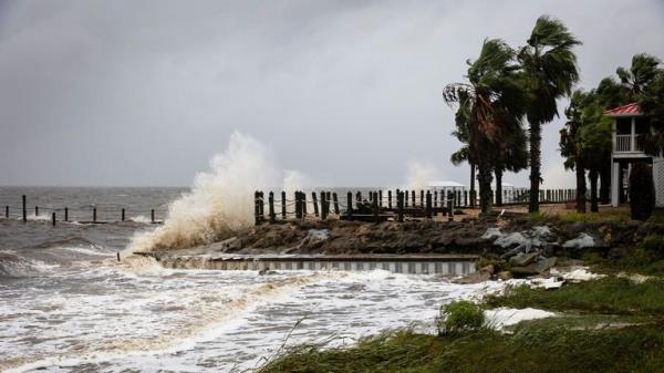 waves impact a house seawall as Hurricane Helene intensifies before its expected landfall on Florida...s Big Bend, in Eastpoint, Florida, U.S. September 26, 2024. REUTERS/Marco Bello